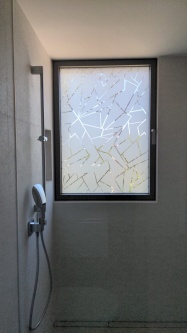 Sichtschutzfolie in Bruchglasoptik in einer Dusche