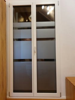 Sichtschutzfolie im Sandstrahldesign mit Streifen