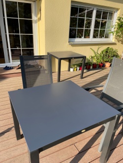 Outdoorfolie in anthrazitgrau auf einem Gartentisch
