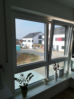 Innenansicht einer angebrachten Sonnenschutzfolie im Neubaugebiet