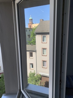 Spiegeleffekt einer Sonnenschutzfolie im Wohngebiet