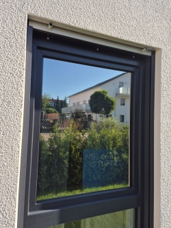 Spion-Spiegelfolie Prolight auf einem Außenfenster