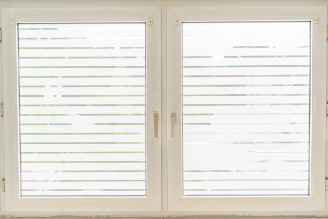 Dekorfolie horizontale Streifen auf der ganzen Fensterfront im Wohnzimmer montiert.