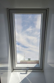 Mittel verspiegelte Sonnenschutzfolie auf einem Dachfenster im Badezimmer