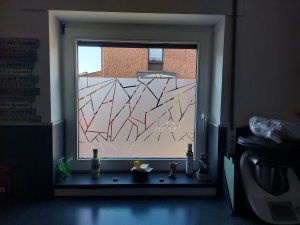 Küchefenster mit Sichtschutzfolie in Bruchglasoptik
