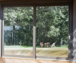 verspiegelte Fensterfolie sorgt für einseitigen Sichtschutz am Tag auf einer großen Glas Terrassen Schiebetür