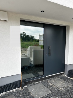 verspiegelte Fensterfolie Prolight neben einer Haustür