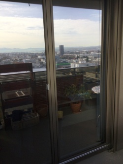 Sonnenschutzfolie, silber mittel verspiegelt auf einer Balkontür als Hitzeschutz angebracht.