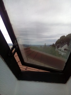 Innenansicht eines teilweise geöffneten Dachfensters mit Spionspiegelfolie