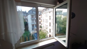 Innenmontage einer silber verspiegelten Spionspiegelfolie auf einem Doppelfenster
