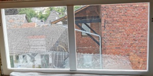 Sonnenschutzfolie Innenansicht auf einem Fenster mit Steg