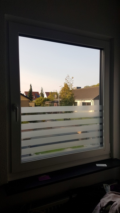 Selbsthaftende Sichtschutzfolie, halbhoch angebracht auf dem Fenster