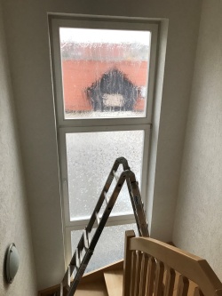 Montage Fensterfolie im Treppenhaus