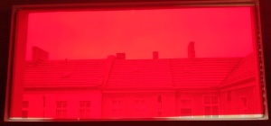 Vollflächig angebrachte selbsthaftende rote Farbfolie an einem Fenster