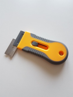 Glasschaber mit einziehbarer Klinge