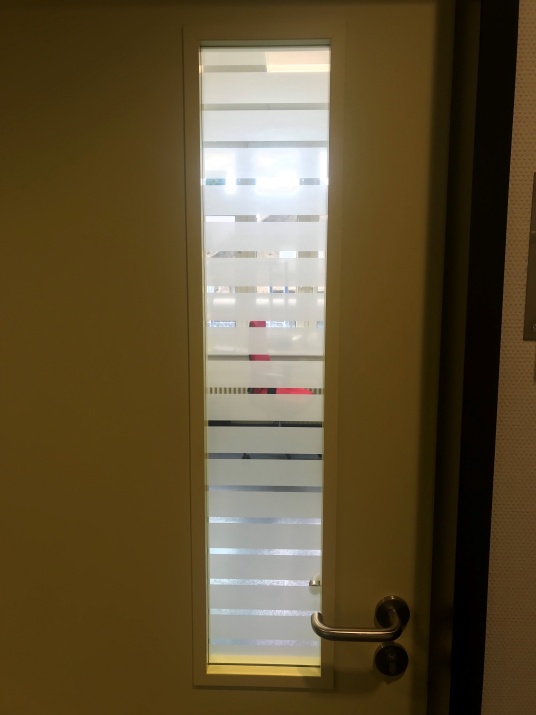 Sichtschutz Streifenfolie mit Licht im Raum aus