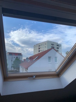 Dachfenster mit angebrachter dunkel verspiegelter Sonnenschutzfolie