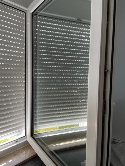 Sichtschutz mit Spiegelfolie auf einem Flügelfenster