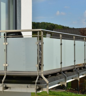 Sichtschutzfolie Sandstrahldesign weiß matt auf einem Balkongeländer angebracht