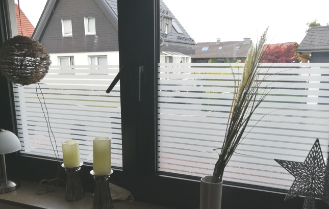 Dekorfolie Streifenbreite 18mm auf einem Doppelfenster