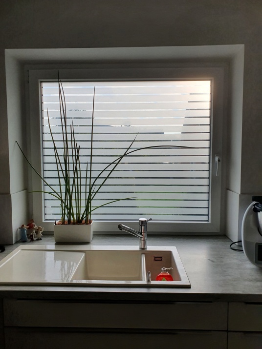 Streifenfolie auf Küchenfenster montiert mit Blick nach außen