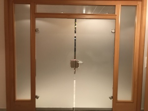 Sichtschutzfolie auf Glasflächen im Eingangsbereich