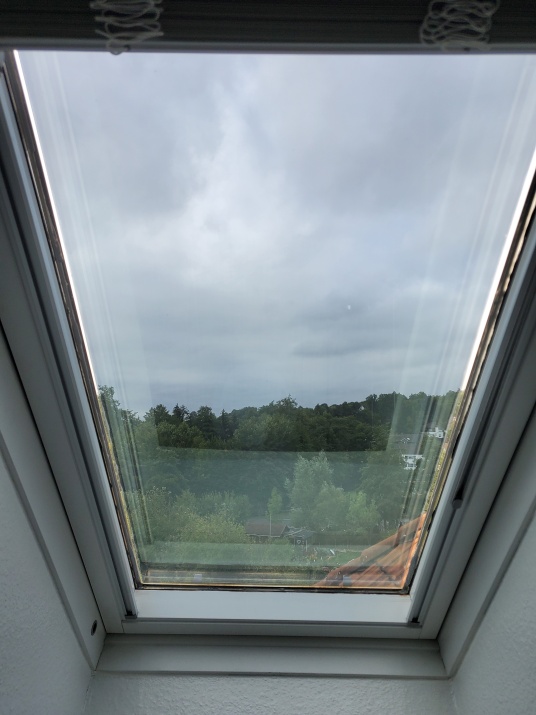 Stark verspiegelte Sonnenschutzfolie außen auf einem Dachfenster