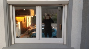 Verspiegelte Folie auf einer Fensterscheibe