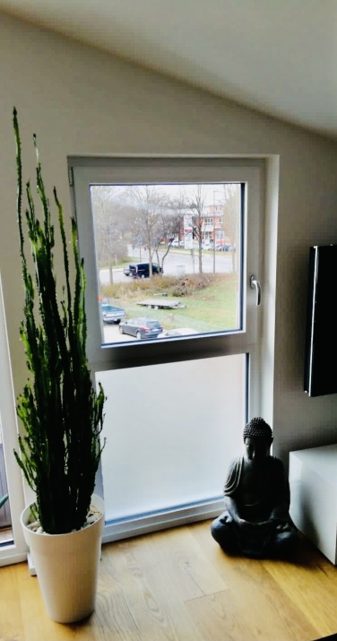 Innenansicht einer Sichtschutzfolie geklebt auf dem unteren Teil eines zweiteiligen Fensters