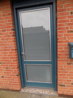 Milchglasfolie auf einer Glastür angebracht, in der Außenansicht,