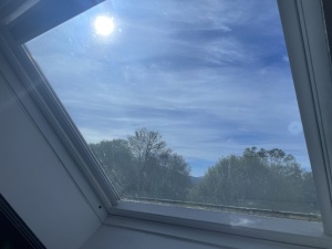 Stark verspiegelte Sonnenschutzfolie auf einem Dachfenster