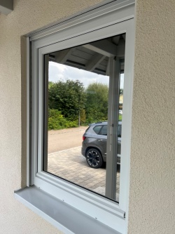 Silberne Spionspiegelfolie in der Außenansicht