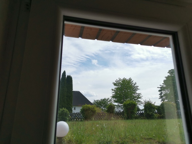 Silber verspiegelte Spionspiegelfolie als Sichtschutz an einem Fenster.