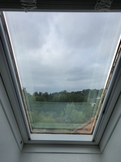 Stark verspiegelte Sonnenschutzfolie außen auf einem Dachfenster