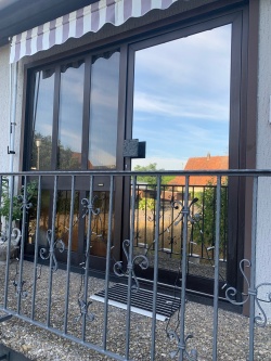 Silberne Sonnenschutzfolie auf einer Haustür außen aufgebracht
