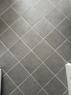 Betonoptik Fliesenfolie im Badezimmer