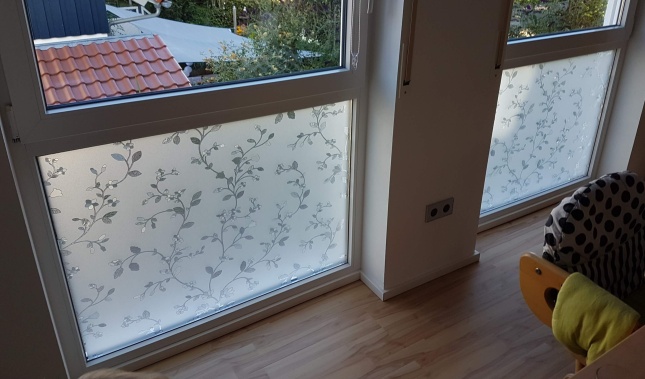 Adhäsionsfolie, Blumenranken (geprägt) auf einem Wohnzimmerfenster