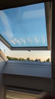 Sonnenschutzfolie stark auf einem Dachfenster