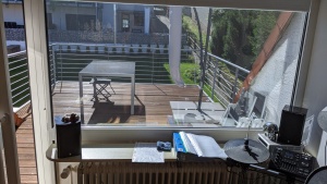 Verspiegelte Hitzeschutzfolie auf einem großen Fenster - Innenansicht