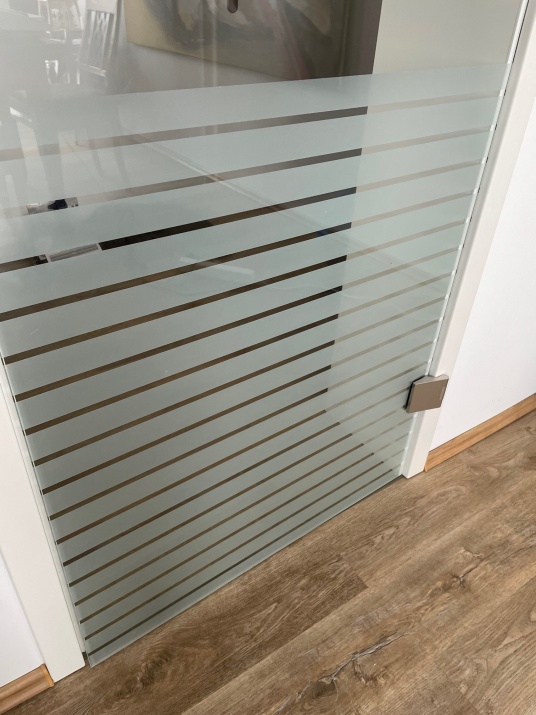 Dekorfolie mit horizontale transparent-weißen Streifen in 45mm Breite