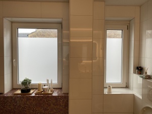 Fensterfolie in Sandstrahloptik im Badezimmer