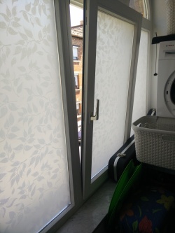 Sichtschutzfolie weiße Blätter auf weißem Grund auf einem Fenster angebracht