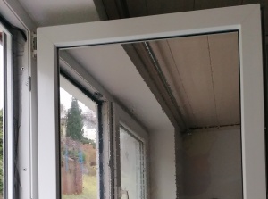 Silber verspiegelte Fensterfolie auf einem Flügelfenster