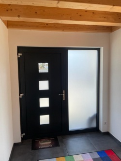 Satinierte Fensterfolie neben einer Haustür
