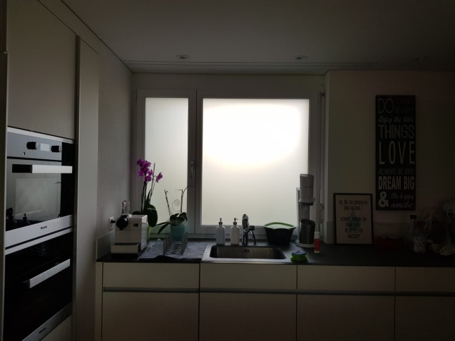 Selbsthaftende Sichtschutzfolie auf einen Küchenfenster angebracht in der Innenansicht.