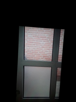 Adhäsionsfolie im Ätzglasdesign auf einem feststehendem bodentiefen Fenster