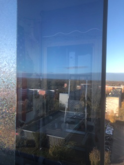 Selbstklebende Spiegelfolie auf der Innenseite einer Balkonverglasung angebracht.
