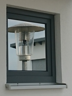 Spiegeleffekt einer Spionspiegelfolie an einem kleinen Fenster