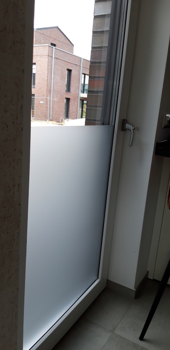 Bodentiefes Fester zur hälfte mit Sichtschutzfolie im Frostglasdesign beklebt