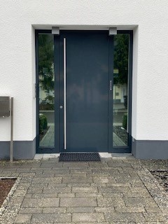 Spiegelfolie mit einseitigem Sichtschutz auf zwei Lichtbändern an einer Haustür